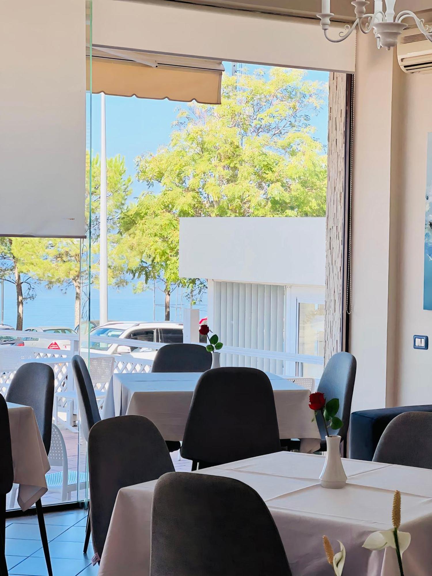 Hotel Lungomare Vlorë Екстериор снимка